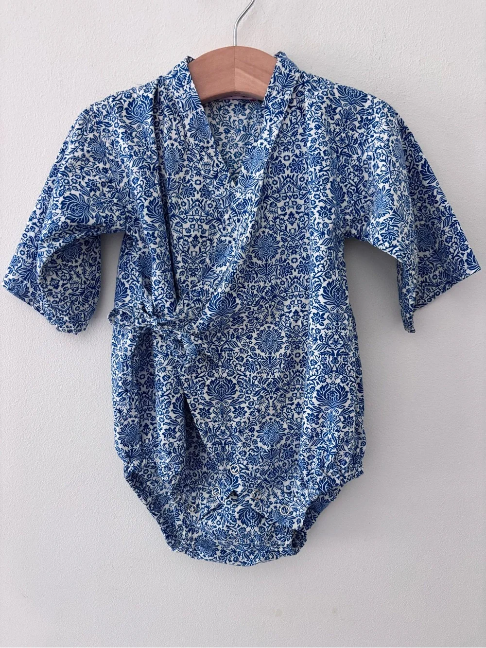 Lucky Wang NYC like new kimono onesie infant baby 6M blue white print floral